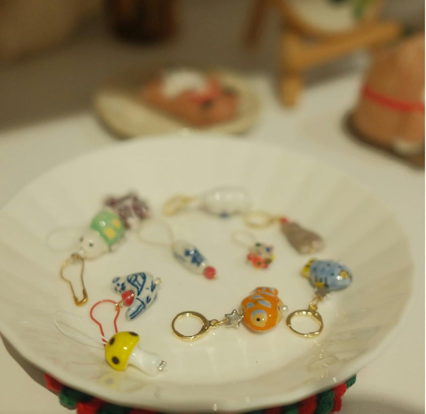 Handmade Ocean Fish Stitch Markers 4 PCS in One Case, Three Tropical Fish with Removable Markers, One Dolphin Closed Ring for Knitting and Crochet