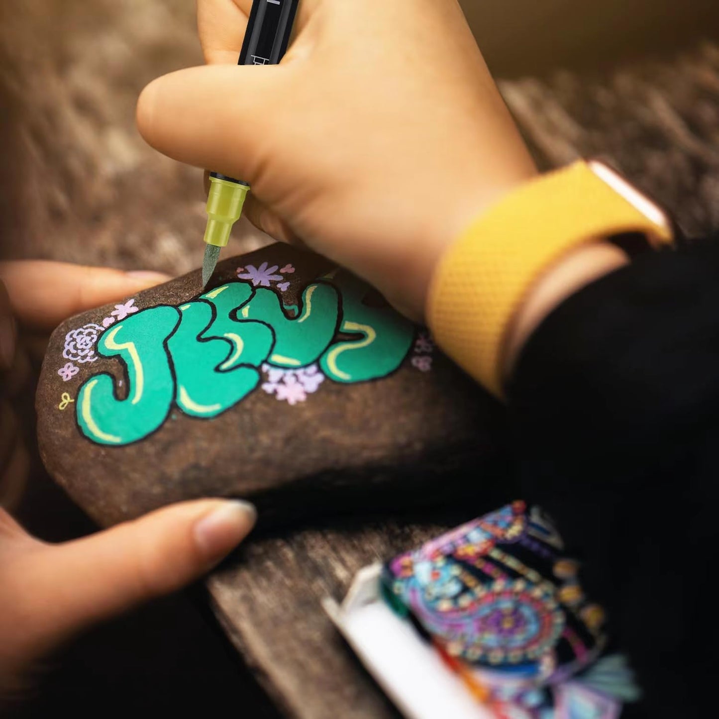 Colourcolor Pack of 12 Metallic Marker Pens - Dual Tip Brush & Fine Point Pens for DIY Album, Black Cards, Rock Painting, Card Making, Scrapbooking, Fabric, Metal, Ceramics, Wine Glass