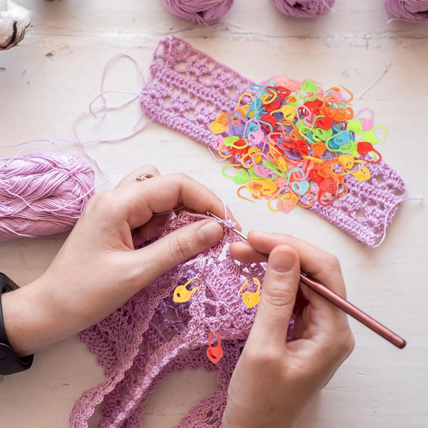 uxcell 400pcs Stitch Markers for Crocheting, Heart Shaped Crochet Marker Needle Clip Counter for Knitting Clothing Tag DIY Craft,Red