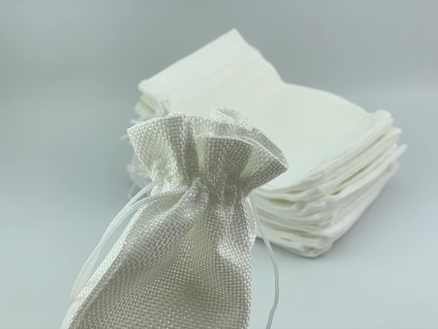 Palmhomee Pack of 25 Burlap Gift Bags with Drawstring Linen Jewelry Pouches Wedding Jute Bags for Jewelry and Treat Pouches Party Birthday Wedding Favors Gift(7x9 Inch, White)